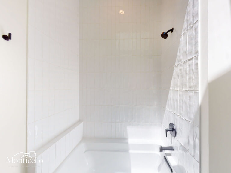 FULL BATHROOM F2-1