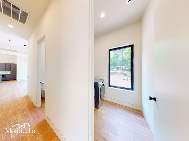 LAUNDRY ROOM-1
